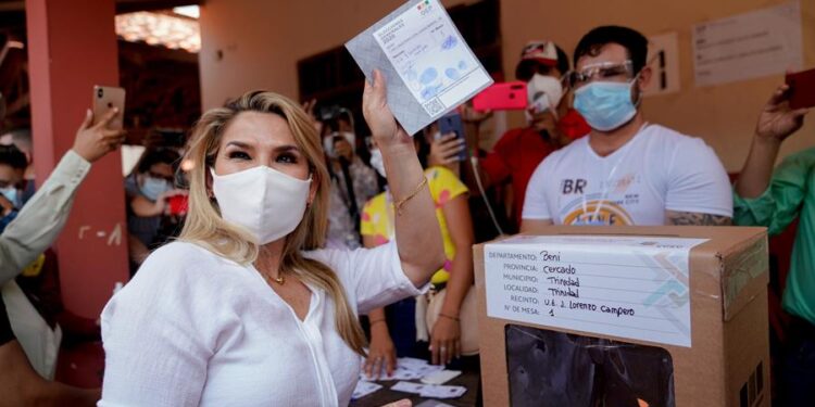 Fotografía cedida por la oficina de prensa de la Presidencia boliviana, de la presidenta interina de Bolivia, Jeanine Áñez, que emite su voto este domingo en un colegio en la ciudad amazónica de Trinidad (Bolivia). EFE/Cortesía oficina de prensa de la Presidencia de Bolivia