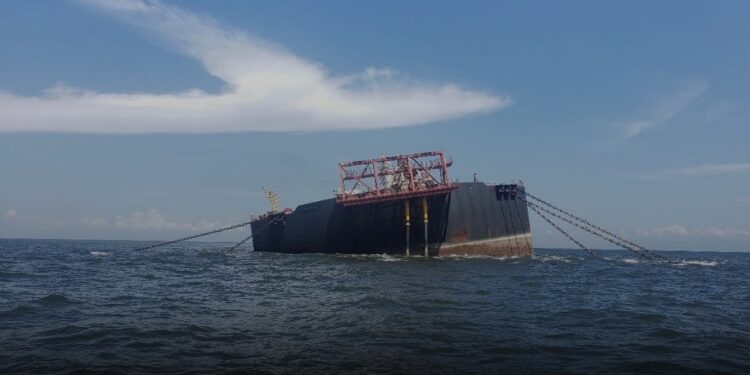 CARACAS, 19 oct (Reuters) - La estatal venezolana Petróleos de Venezuela planea descargar crudo de la instalación flotante “Nabarima” mediante transferencia de barco a barco, en medio de preocupaciones ambientales, dijeron el lunes dos personas familiarizadas con el asunto.  El Nabarima, operado por la empresa conjunta Petrosucre entre PDVSA y la italiana Eni SpA, está en el golfo de Paria frente a la costa este de Venezuela, y tiene almacenados 1,3 millones de barriles de crudo.  Imágenes lo mostraron la semana pasada inclinado de lado, lo que generó preocupaciones sobre un posible derrame de petróleo. Aún no está claro si se corrigió la inclinación.  PDVSA, que tiene una participación de 74% en la empresa, no respondió de inmediato a una solicitud de comentarios. Eni, que posee el 26% restante, declinó hacer comentarios.  No estaba claro de inmediato cómo se llevaría a cabo la transferencia. Al menos dos remolcadores, que se utilizan con frecuencia para facilitar las operaciones, estaban cerca de Nabarima el lunes, según los datos de seguimiento de Refinitv Eikon.  Los datos también mostraron que un petrolero administrado por PDV Marina, el Aframax Icaro, se dirigía a Guiria, en el golfo de Paria. Una de las fuentes dijo que el Icaro estaría involucrado en la operación, posiblemente junto con otro petrolero.  Fishermen and Friends of the Sea, un grupo ambientalista de Trinidad y Tobago que advirtió sobre un posible derrame la semana pasada, dijo el lunes que había recibido imágenes que mostraban que la inclinación se había corregido desde entonces y que el barco estaba en posición vertical.  Petrosucre suspendió la producción poco después de que Washington sancionara a PDVSA en enero de 2019, ya que las medidas privaron a la compañía de su principal comprador de crudo: Citgo Petroleum Corp, filial de refinación de la empresa venezolana en Estados Unidos.  Reporte de Deisy Buitrago en Caracas, Mircely Guanipa en Maracay, Venezuela, Marianna Parraga en Ciudad de México y Luc Cohen. Editado por Javier Leira  Nuestros Estándares: Los principios Thomson Reuters.  MÁS NOTICIAS  Argentina supera millón de casos de coronavirus, el país más pequeño en llegar a esta cifra
ACTUALIZADO HACE HACE 2 HORAS
Votantes hacen filas en Florida para sufragar de forma anticipada en EEUU
ACTUALIZADO HACE HACE 3 HORAS
Socialista Arce gana elección en Bolivia en primera vuelta
ACTUALIZADO HACE HACE 5 HORAS
Presidente Perú niega nuevas denuncias corrupción mientras fiscal abre investigación
ACTUALIZADO HACE HACE 6 HORAS