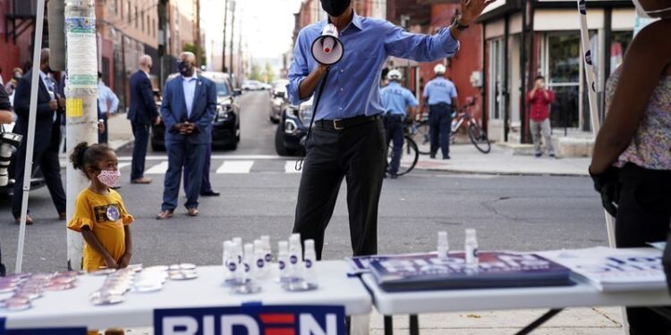 El expresidente de Estados Unidos Barack Obama hace campaña a favor del candidato presidencial demócrata y su ex vicepresidente Joe Biden en Filadelfia, Pensilvania, Estados Unidos. 21 de octubre de 2020. REUTERS/Kevin Lamarque