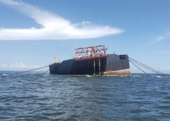 FOTO DE ARCHIVO- La instalación flotante de almacenamiento y descarga (FSO) de Nabarima, operada por la empresa mixta Petrosucre, una asociación entre la estatal venezolana PDVSA y la italiana Eni, se ve inclinada en el Golfo de Paria, entre Venezuela y Trinidad y Tobago, foto tomada el 16 de octubre de 2020.  Pescadores y amigos del mar/vía Handout. ATENCIÓN EDITORES DE REUTERS - ESTA IMAGEN FUE PROPORCIONADA POR TERCEROS, SIN ARCHIVOS