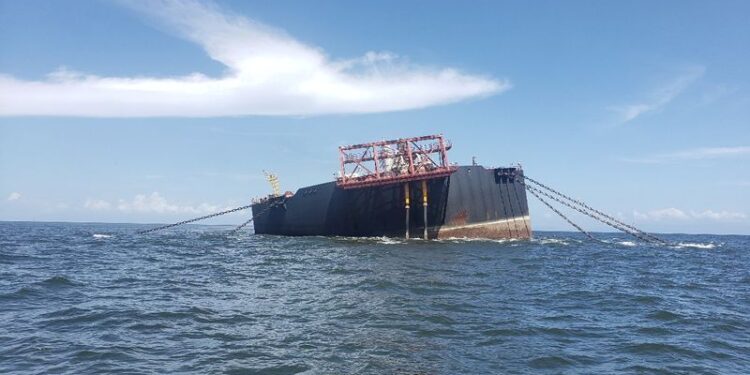 FOTO DE ARCHIVO- La instalación flotante de almacenamiento y descarga (FSO) de Nabarima, operada por la empresa mixta Petrosucre, una asociación entre la estatal venezolana PDVSA y la italiana Eni, se ve inclinada en el Golfo de Paria, entre Venezuela y Trinidad y Tobago, foto tomada el 16 de octubre de 2020.  Pescadores y amigos del mar/vía Handout. ATENCIÓN EDITORES DE REUTERS - ESTA IMAGEN FUE PROPORCIONADA POR TERCEROS, SIN ARCHIVOS