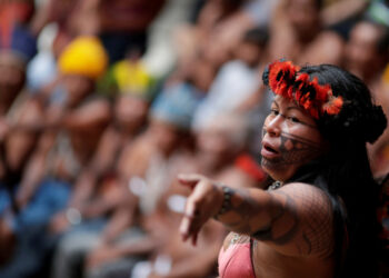 Imagen de archivo de Alessandra Korap de la tribu Munduruku del Amazonas hablando durante una conferencia de prensa para pedir a las autoridades protección para las tierras indígenas y derechos culturales, en Brasilia, Brasil. 21 de noviembre, 2019. REUTERS/Ueslei Marcelino/Archivo