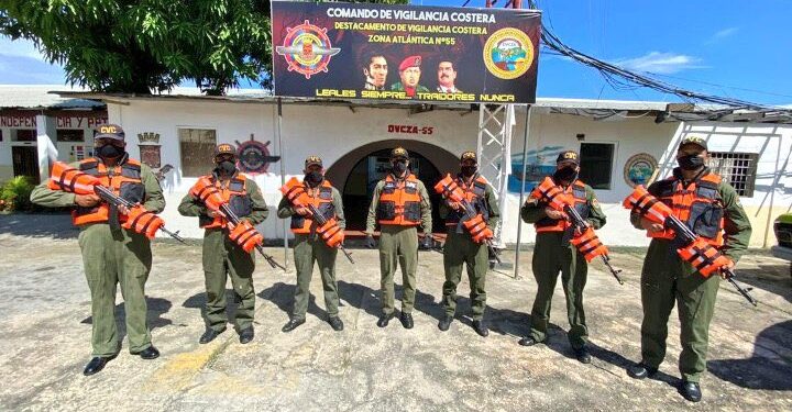 Militares salvavidas rifles. Foto @ConflictsW