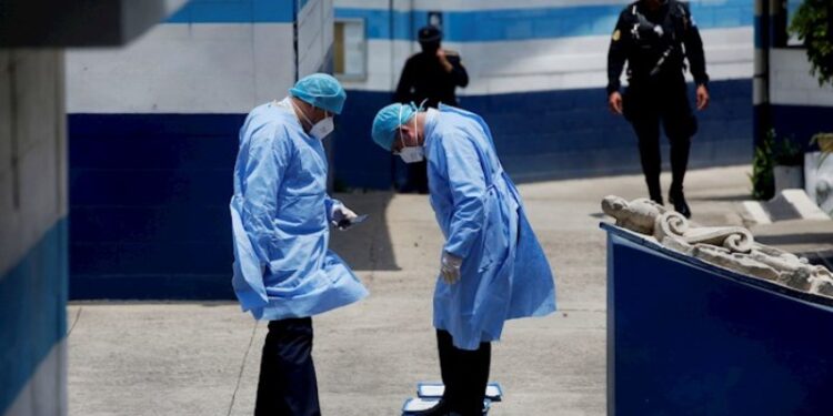 Personal de salud, hospitales Guatemala. Foto agencias.