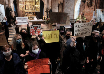 Manifestación en el interior de la catedral de Poznan contra el fallo del Tribunal Constitucional polaco que impuso la prohibición casi total del aborto en el país, en Poznan, Polonia, el 25 de octubre de 2020. Piotr Skornicki/Agencja Gazeta vía REUTERS