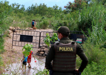 ACOMPAÑA CRÓNICA: COLOMBIA VENEZUELA - AME1643. CÚCUTA (COLOMBIA), 16/10/2020.- Policías custodian los pasos ilegales para evitar el cruce de personas hacía Colombia desde Venezuela, el 15 de octubre de 2020, en Cúcuta (Colombia). La crisis de Venezuela, agravada por la escasez de gasolina, tiene al borde del colapso humanitario el principal paso fronterizo con Colombia donde a diario se mezclan miles de personas que quieren salir de la nación caribeña con los que buscan regresar empujados por la pobreza y la pandemia de la covid-19. EFE/ Mario Caicedo