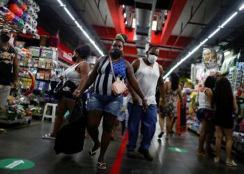 Foto de archivo de gente con mascarillas en el Mercadao de Madureira en Rio de Janeiro. 
Jun 17, 2020. REUTERS/Pilar Olivares