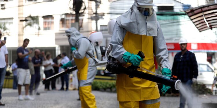 Funcionarios de la alcaldía de Niterói trabajan en labores de limpieza y desinfección de las calles este lunes, en Niterói, ciudad del estado de Río de Janeiro (Brasil). EFE/Antonio Lacerda