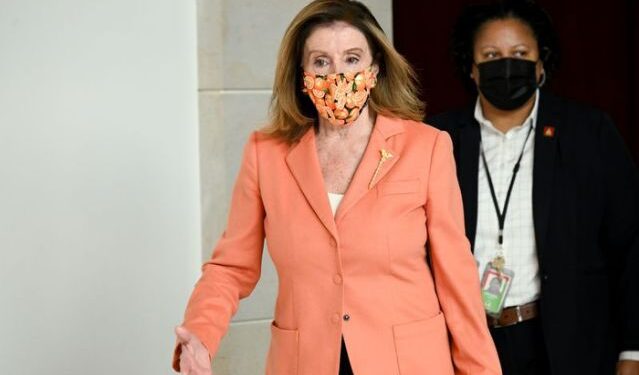 IMAGEN DE ARCHIVO. La presidenta de la Cámara de Representantes, Nancy Pelosi, tras una conferencia de prensa en el Capitolio, Washington, EEUU. Octubre 8, 2020. REUTERS/Erin Scott