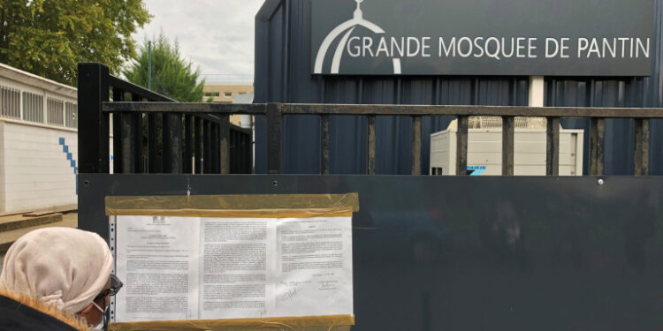 Foto del martes de una mujere leyendo lk orden de clausura de la Gran Mezquita de Pantin, en las afueras de Paris. 
Oct 20, 2020.  REUTERS/Antony Paone