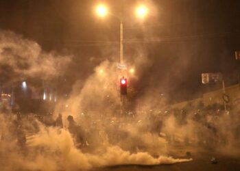 Foto del jueves de enfrentamientos entre manifestantes y la policía en Lima, el 12 de noviembre de 2020. REUTERS/Sebastián Castañeda