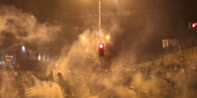 Foto del jueves de enfrentamientos entre manifestantes y la policía en Lima, el 12 de noviembre de 2020. REUTERS/Sebastián Castañeda