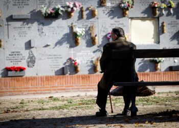 Una persona visita el cementerio de Carabanchel, Madrid, este sábado. La Policía Municipal de Madrid despliega este puente de celebración de la festividad de Todos los Santos un operativo de hasta 300 agentes al día para organizar los accesos, vigilar el cumplimiento de las normas sanitarias y la venta de flores; además de supervisar con drones el aforo de los camposantos. En las zonas de acceso a los cementerios de La Almudena y de Carabanchel se han instalado carpas de Madrid Salud y de SAMUR-Protección Civil (en colaboración con otros servicios municipales) para concienciar sobre la transmisión del coronavirus. EFE/ Chema Moya.