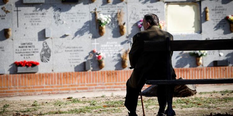 Una persona visita el cementerio de Carabanchel, Madrid, este sábado. La Policía Municipal de Madrid despliega este puente de celebración de la festividad de Todos los Santos un operativo de hasta 300 agentes al día para organizar los accesos, vigilar el cumplimiento de las normas sanitarias y la venta de flores; además de supervisar con drones el aforo de los camposantos. En las zonas de acceso a los cementerios de La Almudena y de Carabanchel se han instalado carpas de Madrid Salud y de SAMUR-Protección Civil (en colaboración con otros servicios municipales) para concienciar sobre la transmisión del coronavirus. EFE/ Chema Moya.