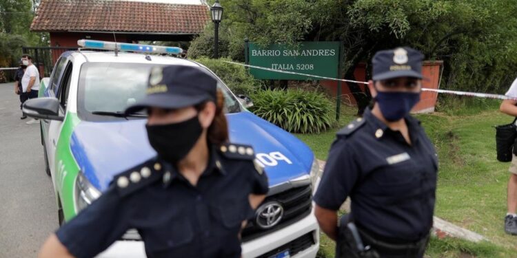 Dos policías custodian la casa de Diego Armando Maradona. EFE