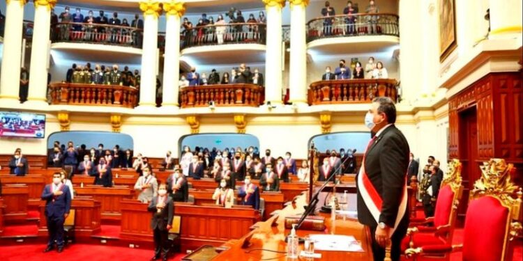 El Congreso de la República de Perú que muestra a Manuel Merino de Lama durante su investidura como presidente del país.