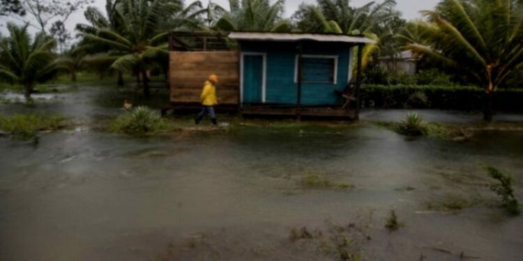 Un hombre camina en frente de su casa inundada, en la comunidad pista 43, durante el paso del huracán ETA el 4 de noviembre de 2020, en la costa caribe norte en Bilwi (Nicaragua). EFE/Jorge Torres