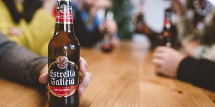 La cerveza española Estrella Galicia. Foto de archivo.