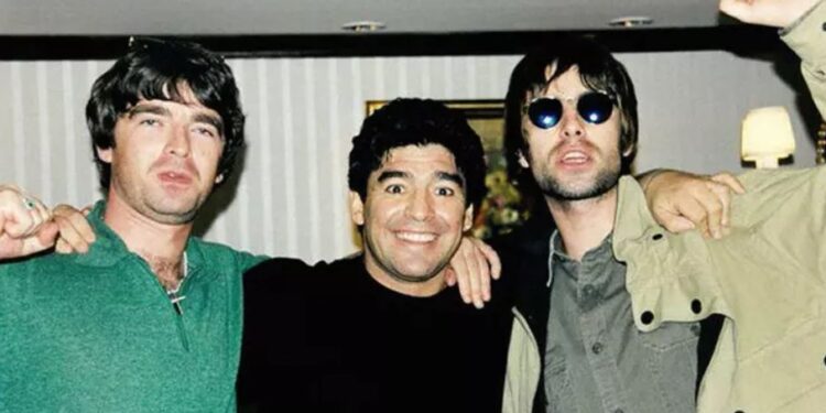 Noel Gallagher, Diego Maradona (+) y Liam Gallagher. Foto @NoelGallagher