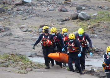 ocorristas recuperan hoy el cuerpo de uno de los desaparecidos durante las fuertes lluvias que han azotado a la provincia de Chiriquí (Panamá). Las autoridades han informado de al menos 8 personas desaparecidas y centenares de familias damnificadas, además de casas destruidas por las aguas o derrumbes. EFE/ Marcelino Rosario.