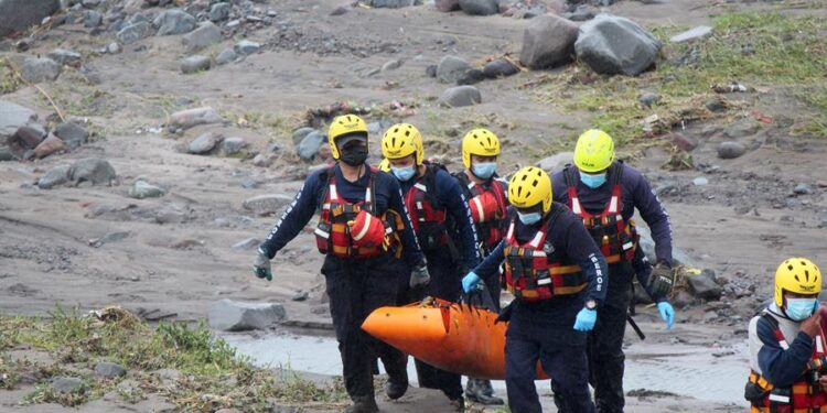 ocorristas recuperan hoy el cuerpo de uno de los desaparecidos durante las fuertes lluvias que han azotado a la provincia de Chiriquí (Panamá). Las autoridades han informado de al menos 8 personas desaparecidas y centenares de familias damnificadas, además de casas destruidas por las aguas o derrumbes. EFE/ Marcelino Rosario.