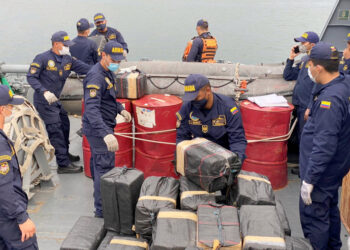 Foto de archivo. Efectivos de la Armada de Colombia inspeccionan un semisumergible cargado con más de dos toneladas de cocaína durante una operación antinarcóticos cerca al puerto de Tumaco, Colombia, 26 de octubre, 2020. Cortesía de la Armada Colombiana/vía REUTERS ATENCIÓN EDITORES ESTA IMAGEN FUE PROPORCIONADA POR UN TERCERO.  NO  REVENTAS, NO ARCHIVOS