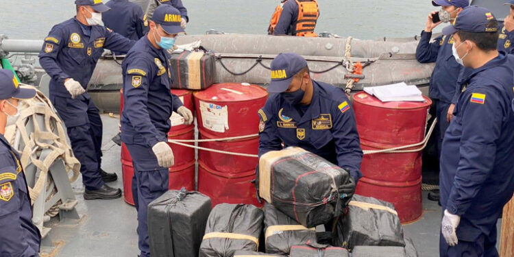 Foto de archivo. Efectivos de la Armada de Colombia inspeccionan un semisumergible cargado con más de dos toneladas de cocaína durante una operación antinarcóticos cerca al puerto de Tumaco, Colombia, 26 de octubre, 2020. Cortesía de la Armada Colombiana/vía REUTERS ATENCIÓN EDITORES ESTA IMAGEN FUE PROPORCIONADA POR UN TERCERO.  NO  REVENTAS, NO ARCHIVOS