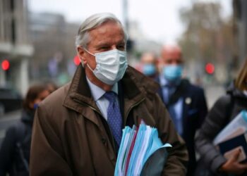 El negociador jefe de la Unión Europea para el Brexit, Michel Barnier, protegido con una mascarilla en una calle de Londres, en Reino Unido, el 28 de noviembre de 2020. REUTERS/Henry Nicholls