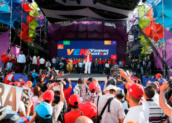 AME7588. CARACAS (VENEZUELA), 12/11/2020.- Fotografía cedida por Prensa Miraflores que muestra a la primera dama Cilia Flores mientras participa en un acto de campaña de candidatos a diputados a la Asamblea Nacional del Partido Socialista Unido de Venezuela (PSUV), el 3 de noviembre de 2020 en Caracas (Venezuela). Un estadio repleto de personas apiñadas, mostrado en televisión nacional, ha sido un giro en la dinámica de Venezuela, donde hasta hace poco se encarcelaba a quienes se reunían para festejar. Ahora la fiesta es electoral y nadie se preocupa por la pandemia pues se busca captar votos para las legislativas de diciembre. EFE/Prensa Miraflores / SOLO USO EDITORIAL /NO VENTAS