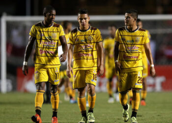 SAO PAULO, BRAZIL - APRIL 05:  Players of Trujillanos walks of dejected during a match between Sao Paulo v Trujillanos as part of Group 1 of Copa Bridgestone Libertadores at Morumbi Stadium on April 5, 2016 in Sao Paulo, Brazil.  (Photo by Friedemann Vogel/Getty Images)