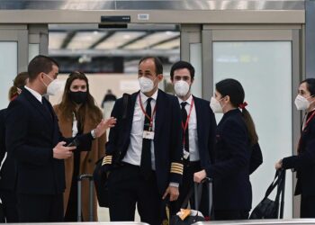 Miembros de la tripulación de un vuelo proveniente de Londres aterrizan en el aeropuerto Adolfo Suárez Madrid Barajas este lunes. EFE/ Fernando Villar