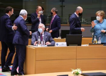 La canciller de Alemania, Angela Merkel, habla con el primer ministro de Eslovenia, Janez Jansa, junto al presidente de Francia, Emmanuel Macron, y el alto representante para Asuntos Exteriores y Política de Seguridad y vicepresidente de la Comisión Europea, Josep Borrell, durante una mesa redonda en una cumbre de la UE cara a cara en Bruselas, Bélgica, 10 de diciembre de 2020. Olivier Matthys/Pool vía REUTERS