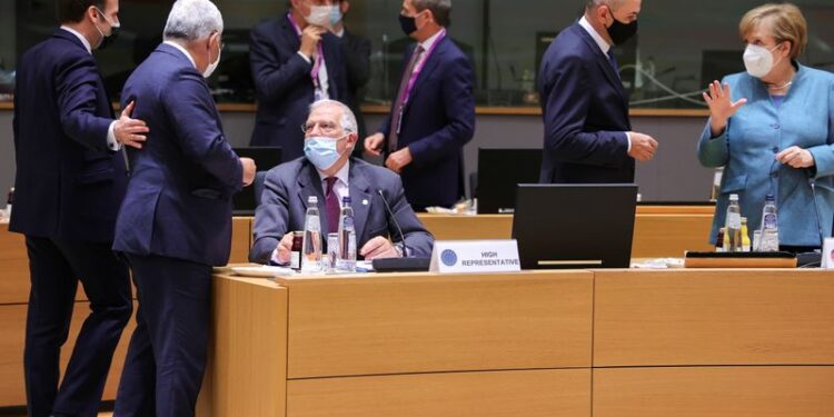 La canciller de Alemania, Angela Merkel, habla con el primer ministro de Eslovenia, Janez Jansa, junto al presidente de Francia, Emmanuel Macron, y el alto representante para Asuntos Exteriores y Política de Seguridad y vicepresidente de la Comisión Europea, Josep Borrell, durante una mesa redonda en una cumbre de la UE cara a cara en Bruselas, Bélgica, 10 de diciembre de 2020. Olivier Matthys/Pool vía REUTERS