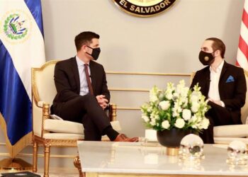 Fotografía cedida que muestra al secretario interino de Seguridad Nacional de Estados Unidos, Chad Wolf (i), y al presidente de El Salvador, Nayib Bukele (d), durante una reunión en Casa Presidencial en San Salvador, El Salvador. El Departamento de Seguridad Nacional de los Estados Unidos (DHS) anunció que los Estados Unidos y El Salvador han concluido los acuerdos para la implementación del Acuerdo de Cooperación de Asilo (ACA) firmado en septiembre de 2019. En virtud del ACA, algunos migrantes que soliciten asilo o protección humanitaria similar en la frontera de los Estados Unidos serán transferidos a El Salvador para que busquen protección en ese país. EFE/Cortesía Embajada de Estados Unidos