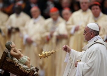 VAT06. CIUDAD DEL VATICANO, 24/12/14.- El papa Francisco celebra hoy, miércoles 24 de diciembre de 2014, la misa de Gallo en la Basílica de San Pedro en la Ciudad del Vaticano. EFE/ALESSANDRO DI MEO