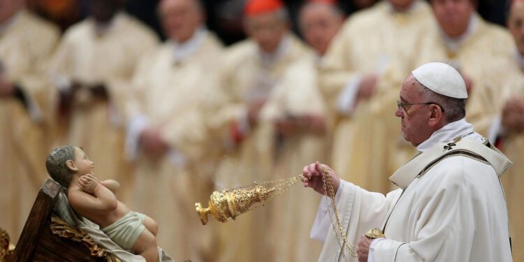 VAT06. CIUDAD DEL VATICANO, 24/12/14.- El papa Francisco celebra hoy, miércoles 24 de diciembre de 2014, la misa de Gallo en la Basílica de San Pedro en la Ciudad del Vaticano. EFE/ALESSANDRO DI MEO