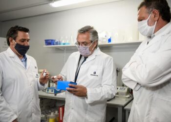 Fotografía cedida que muestra al presidente Alberto Fernández (c), durante su visita el 11 de enero de 2021 a las instalaciones de la compañía biotecnológica Inmunova, en el campus de la Universidad Nacional de San Martín. EFE/ PRESIDENCIA