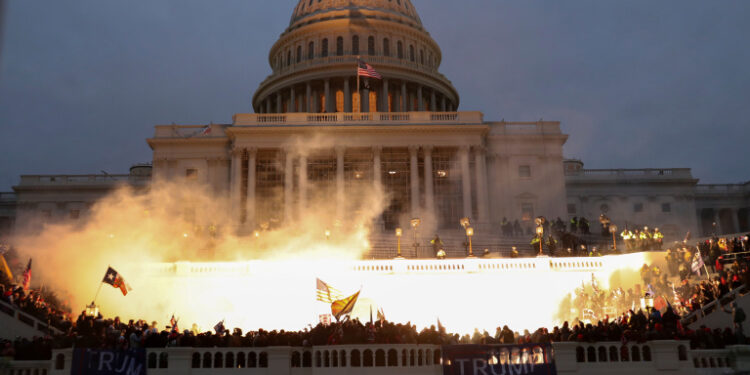 Una explosión causada por una munición de la policía cuando partidarios del presidente de  Estados Unidos, Donald Trump, se reúnen frente al edificio del Capitolio de Estados Unidos en Washington. 6 de enero de 2021. REUTERS/Leah Millis