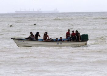 Foto de archivo. Migrantes venezolanos recientemente deportados llegan a la costa en la playa Los Iros, en Erin, Trinidad y Tobago, 24 de noviembre de 2020. Lincoln Holder/Courtesy Newsday/via REUTERS. Imagen provista por terceros.