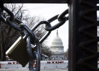 Washington (United States), 16/01/2021.- A lock on a security fence around the US Capitol building in Washington, DC, USA, 16 January 2021. At least twenty thousand troops of the National Guard and other security measures are being deployed in Washington to help secure the Capitol area in response to potentially violent unrest around the inauguration of US President-elect Joe Biden. (Estados Unidos) EFE/EPA/JUSTIN LANE