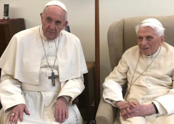 El papa Francisco y pontífice emérito, Benedicto XVI. Foto de archivo.