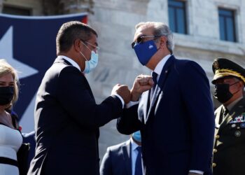 El presidente de la República Dominicana, Luis Abinader (d), durante la juramentación del nuevo gobernador de Puerto Rico, Pedro Pierluisi, Foto EFE.