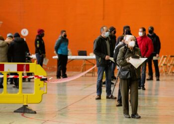 Vecinos de Agurain (Vitoria) esperan turno para someterse a pruebas PCR durante un cribado masivo. EFE/Jon Rodríguez Bilbao