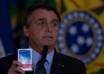 En la imagen, el presidente de Brasil, Jair Bolsonaro con una caja del medicamento hidroxicloroquina. EFE/Joédson Alves/Archivo