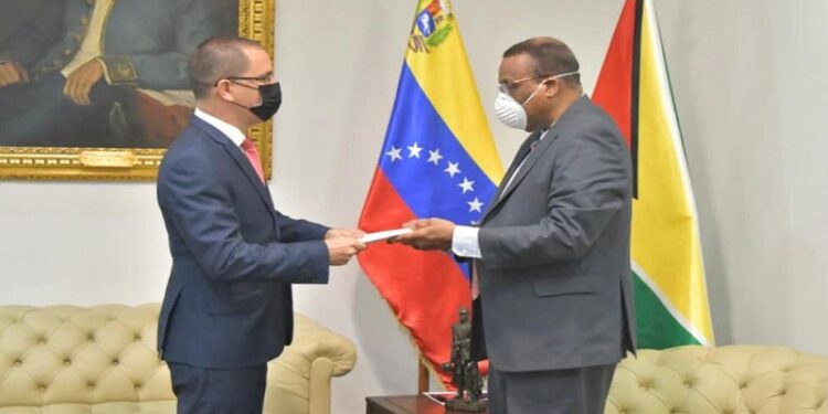 Jorge Arreaza y Hugh Todd Guyana. Foto @VTVcanal8