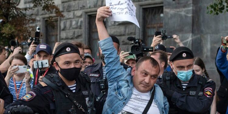 Oficiales de la policía se llevan arrestado a un manifestante que salió a las calles para apoyar a Navalny (AP/Pavel Golovkin/Archivo)