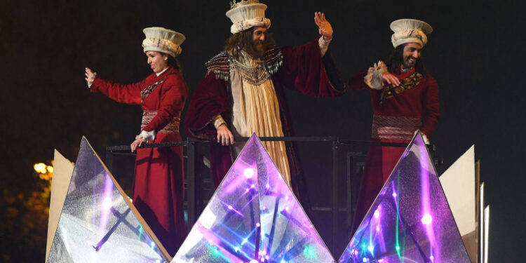 Entertainers take part in the traditional Three Kings parade (Cabalgata de los Reyes Magos) marking Epiphany in Madrid on January 5, 2018. / AFP PHOTO / GABRIEL BOUYS