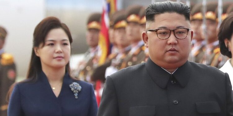 Kim Jong-un y su esposa, Ri Sol-ju recibieron al presidente surcoreano Moon Jae-Inen 2012