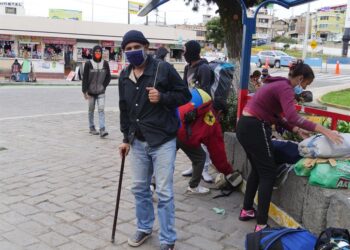 Gallardo, un ingeniero venezolano del petróleo, que pese a una discapacidad en la columna, lleva un mes caminando desde Venezuela reacciona ayer, en la región de Tulcán (Ecuador). El cierre de fronteras por la covid-19 en los países andinos no impide que miles de venezolanos sigan cruzando por trochas de un país en otro movidos por el "virus del hambre", todo un desafío para los Gobiernos que tratan de impedir la propagación del coronavirus. EFE/ Xavier Montalvo