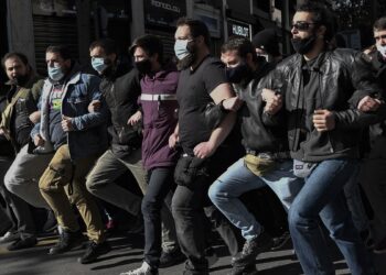 Students take part in a protest in front of the Greek Parliament in Athens on January 28, 2021, against a controversial plan to create a special police force to combat endemic violence at universities. - Some 3,000 students gathered in Athens and about 1,500 in the second city of Thessaloniki for a third straight week of protests against the police unit plan despite a recent ban on protests over 100 people to stem the spread of the coronavirus pandemic. (Photo by LOUISA GOULIAMAKI / AFP)